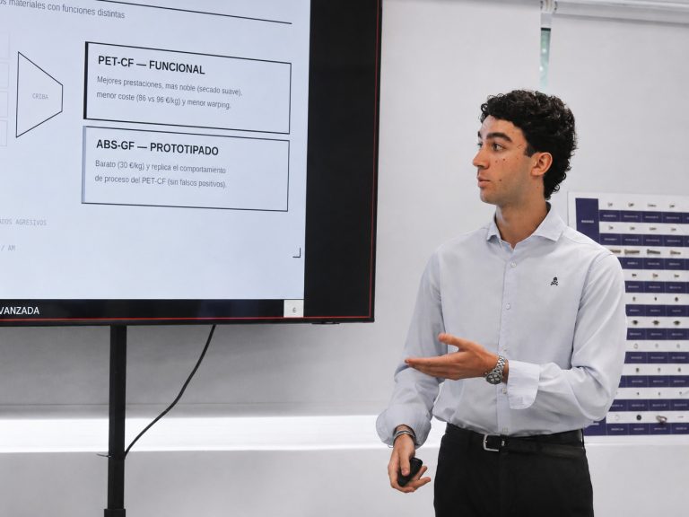 alumno presentando TFM máster impresión 3D
